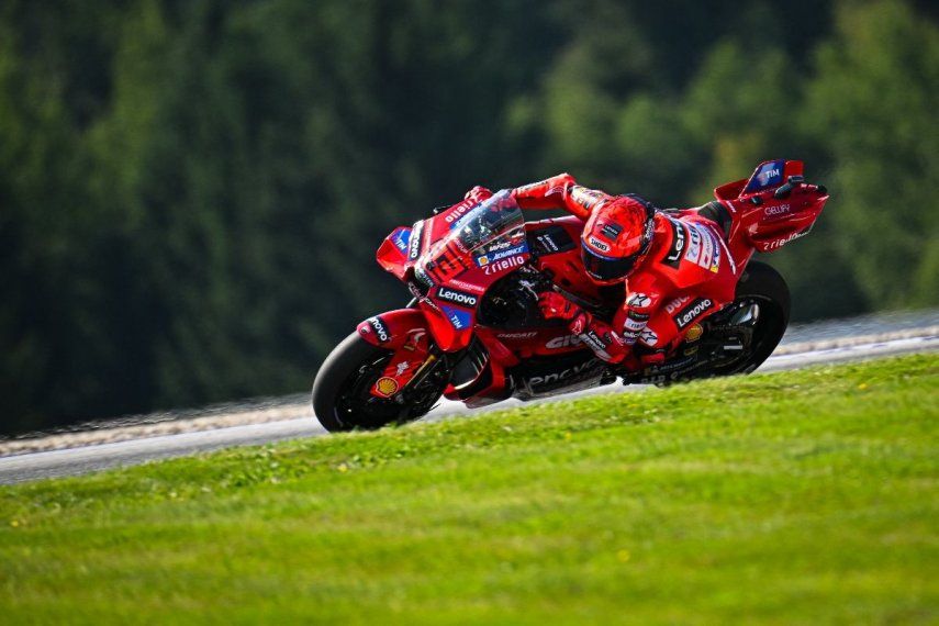 Marc Márquez, piloto español de Moto GP del equipo Ducati Lenovo, conduce durante los entrenamientos del Gran Premio de Austria de Moto GP en el circuito Red Bull Ring de Spielberg, Austria, el 15 de agosto de 2025.