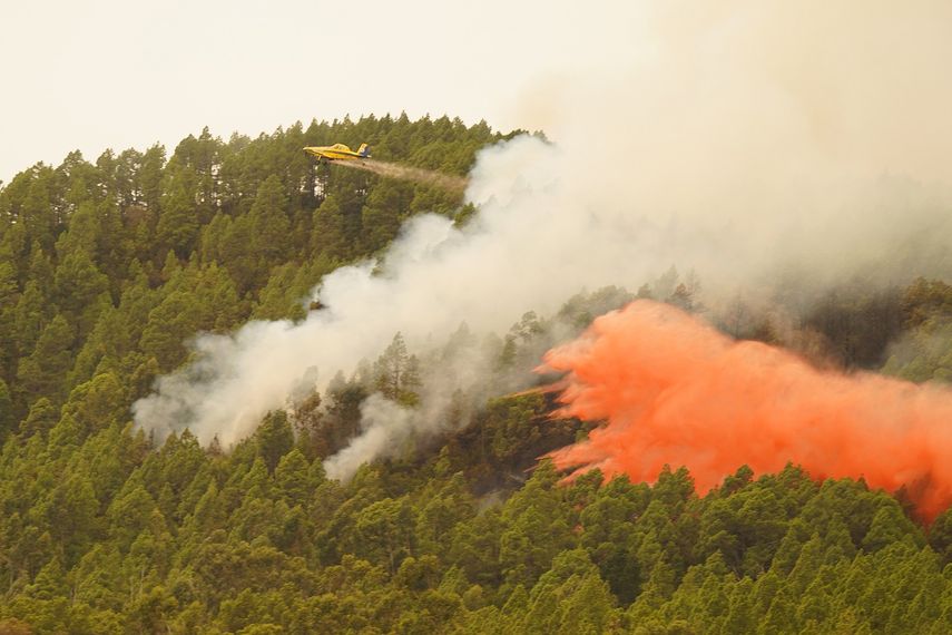 Un hidroavión lanza agua sobre el incendio forestal en las inmediaciones del municipio de El Rosario, a 17 de agosto de 2023, en Tenerife, Santa Cruz de Tenerife, Canarias (España).&nbsp; &nbsp;