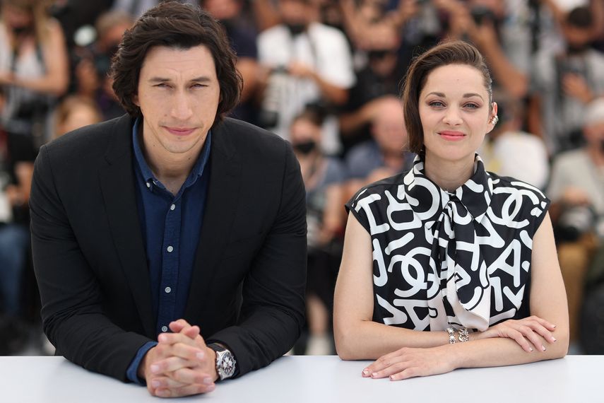 El actor estadounidense Adam Driver (izq.) Y la actriz francesa Marion Cotillard posan durante un photocall de la película Annette en la 74a edición del Festival de Cine de Cannes en Cannes, en el sur de Francia, el 6 de julio de 2021.