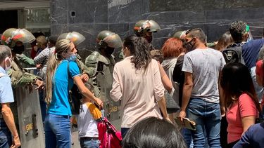 Los venezolanos se ven sometidos a las decisiones de las autoridades del régimen. 