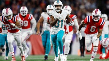 El jugador de los Dolphins de Miami, Raheem Mostert, corre para anotar un touchdown de 43 yardas en el cuarto período del encuentro ante los Patriots de Nueva Inglaterra, el domingo 17 de septiembre del 2023. 