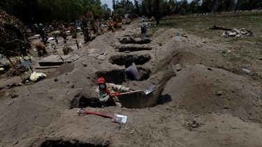 &nbsp; Varios trabajadores cavan tumbas en el cementerio de San Lorenzo Tezonco en la alcald&iacute;a Iztapalapa de la Ciudad de M&eacute;xico, el martes 2 de junio de 2020, en medio de la pandemia de coronavirus.&nbsp; &nbsp;