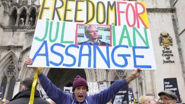 Manifestantes alzan carteles con la leyenda libertad a Julian Assange frente a los tribunales de Londres, martes 20 de febrero de 2024. El fundador de WikiLeaks, Julian Assange,presenta su alegato final contra su inminente extradición a Estados Unidos.&nbsp;
