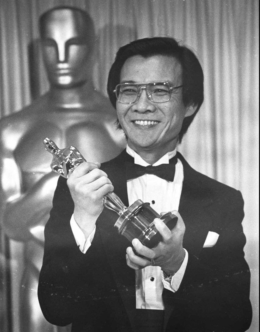 Haing S. Ngor, ganador del Oscar a Mejor actor de reparto por su papel en The Killing Fields posa tras bambalinas en la 57 entrega de los Premios de la Academia en Los Angeles el 26 de marzo de 1985.