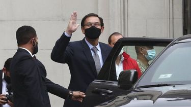 El presidente peruano, Martín Vizcarra, saluda a la prensa al salir del palacio de gobierno para el Congreso en Lima, Perú, el lunes 9 de noviembre de 2020