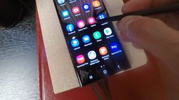 El Samsung Galaxy S22 Ultra, con su S-Pen, es visto en esta foto del 8 de febrero del 2022 en San Francisco. Samsung está recuperando el terreno perdido en el codiciado sector de celulares caros con el lanzamiento de una nueva serie de modelos Galaxy S. (AP Foto/Haven Daley)