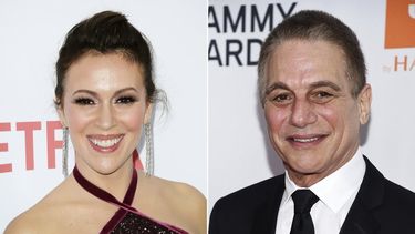 En esta combinaci&oacute;n de fotograf&iacute;as, Alyssa Milano, izquierda, llega al estreno de Insatiable el 9 de agosto de 2018 en Los Angeles y Tony Danza llega a la gala previa a los Grammy Salute To Industry Icons el 27 de enero de 2018 en Nueva York.&nbsp;