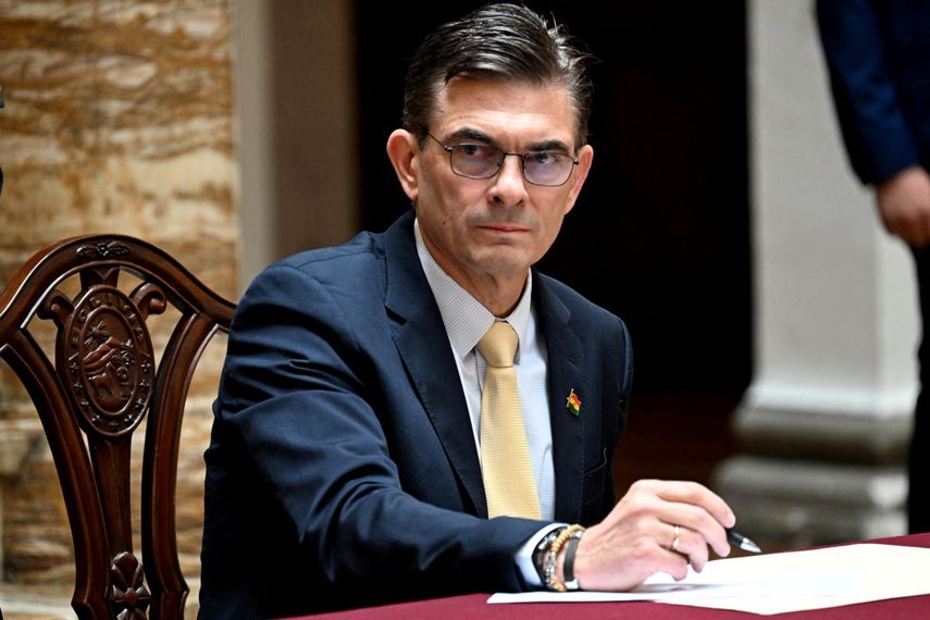 El presidente de Bolivia, Rodrigo Paz, firma un documento durante la ceremonia de investidura de su gabinete en el Palacio Quemado de La Paz, el 9 de noviembre de 2025. Rodrigo Paz, un conservador proempresarial, asumió la presidencia de Bolivia el sábado, poniendo fin a casi 20 años de gobierno socialista y heredando una grave crisis económica.