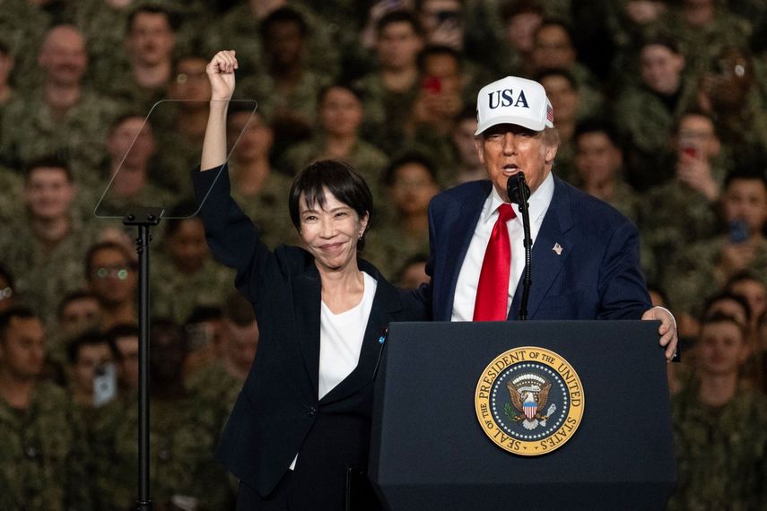 La primera ministra de Japón Sanae Takaichi junto al presidente de Estados Unidos Donald J. Trump a bordo del buque de guerra USS George Washington en la base naval de Yokosuka.&nbsp;