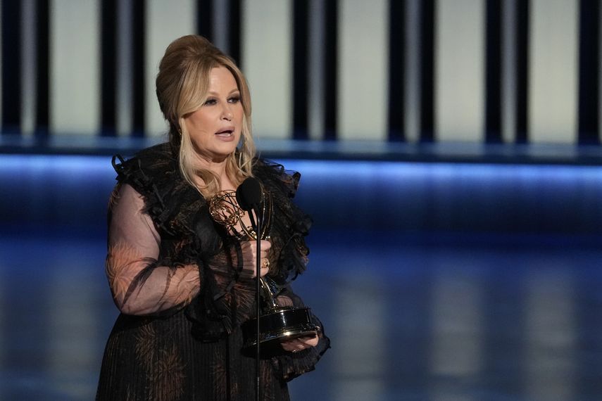 Jennifer Coolidge recibe el premio a Mejor actriz de reparto en una serie de drama por The White Lotus en la 75ª edición de los Premios Emmy el lunes 15 de enero de 2024 en el Peacock Theatre de Los Ángeles.