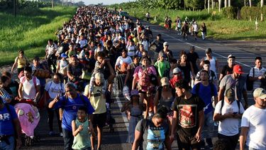 Migrantes avanzan a pie por la autovía a la altura de Suchiate, en el estado de Chiapas, en el sur de México con destino a Estados Unidos. 