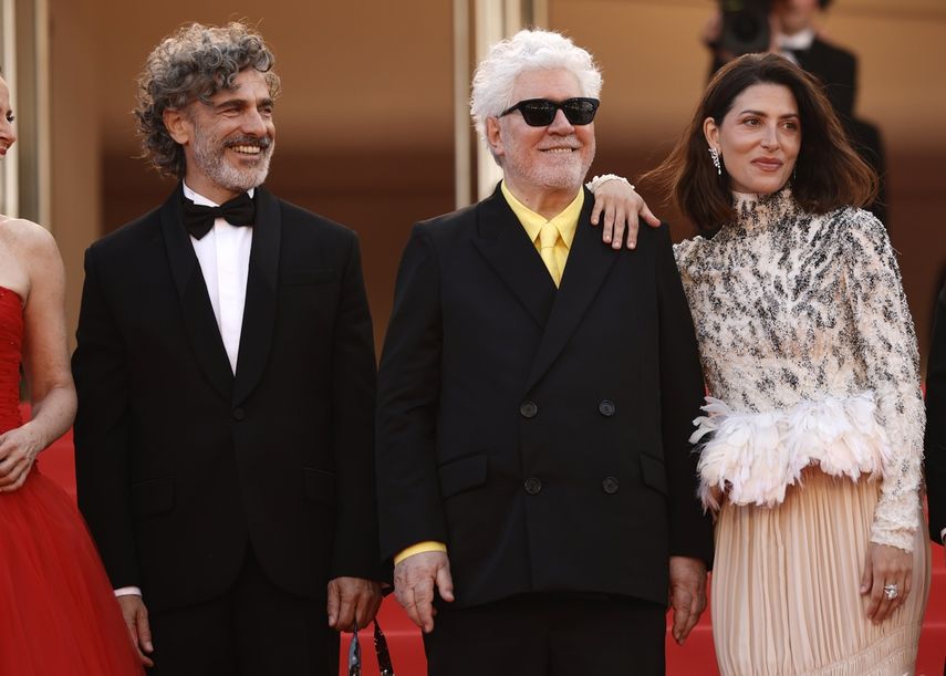 El actor Leonardo Sbaraglia, el Director Pedro Almodovar y la actriz Barbara Lennie asisten al estreno de Bitter Christmas (Amarga Navidad) durante el Festival de Cannes.