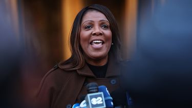 La fiscal general de Nueva York, Letitia James, habla durante una conferencia de prensa sobre el Departamento de Eficiencia Gubernamental (DOGE) en el Tribunal Federal de Manhattan el 14 de febrero de 2025&nbsp;