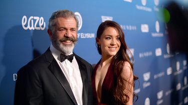 Mel Gibson (izquierda) y Rosalind Ross asisten al evento HEAVEN de Michael Muller, presentado por The Art of Elysium, el 5 de enero de 2019 en Los Ángeles, California.