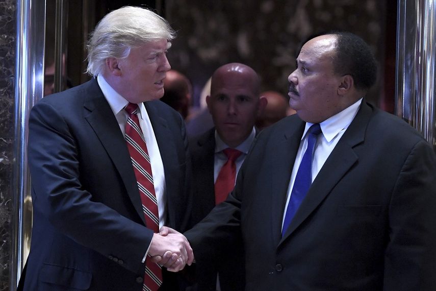Donald Trump, presidente electo, saluda a Martin Luther King III, hijo del líder de la lucha por los derechos civiles en EEUU.