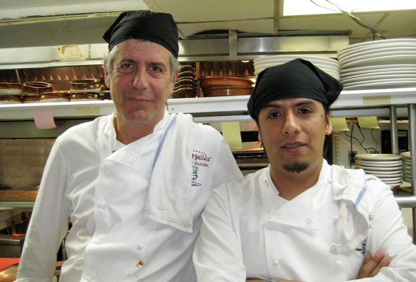 Anthony Bourdain junto a su amigo Llaguno. (CORTESÍA)