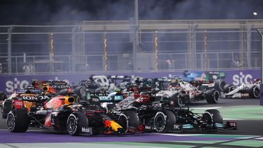Max Verstappen (izquierda) de Red Bull y Lewis Hamilton de Mercedes luchan en el Gran Premio de Arabia Saudita, el domingo 5 de diciembre de 2021, en el circuito de Yeda, Arabia Saudita.&nbsp;
