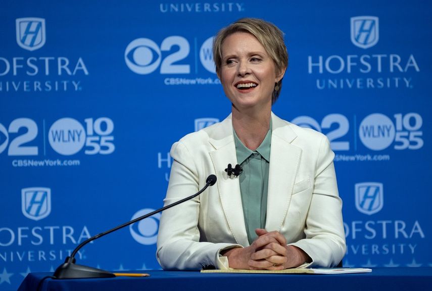 Gracias a una mamografía, la actriz Cynthia Nixon, quien dio vida al personaje de Miranda Hobbes en la comedia Sex and the City, pudo conocer a tiempo que padecía cáncer de mama. Cuando se enteró, en 2006, decidió callarlo, pero dos años después dio la noticia en el programa Good Morning America. Tras superar la enfermedad, Nixon lleva 12 años como activista por la lucha contra el cáncer de mama.