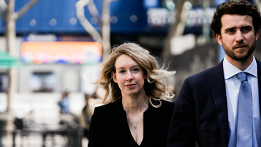 La exdirectora ejecutiva de Theranos, Elizabeth Holmes, camina de regreso a su hotel junto a su novio, Billy Evans, tras una audiencia en el Tribunal Federal Robert E. Peckham el 17 de marzo de 2023 en San José, California. Holmes compareció ante el tribunal para una audiencia sobre la restitución.