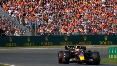 El piloto holandés Max Verstappen, de Red Bull, conduce en la segunda sesión de práctica previo al Gran Premio de Holanda de la Fórmula 1, en el circuito Zandvoort, en Holanda, el viernes 2 de septiembre de 2022.&nbsp;