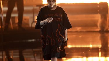 Billie Eilish canta all the good girls go to hell en la ceremonia de los American Music Awards en Los Ángeles. 