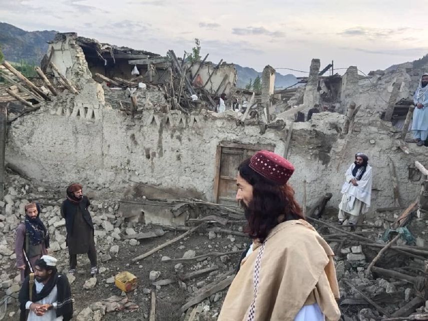 En esta imagen, distribuida por la agencia noticiosa estatal Bakhtar, afganos revisan la destrucción causada por un terremoto en la provincia de Paktika, en el este de Afganistán, el 22 de junio de 2022.&nbsp;