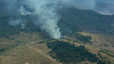 Un incendio emite humo en una parte de bosque amaz&oacute;nico en Altamira, en el estado de Par&aacute;, Brasil, el 28 de agosto de 2019.&nbsp;
