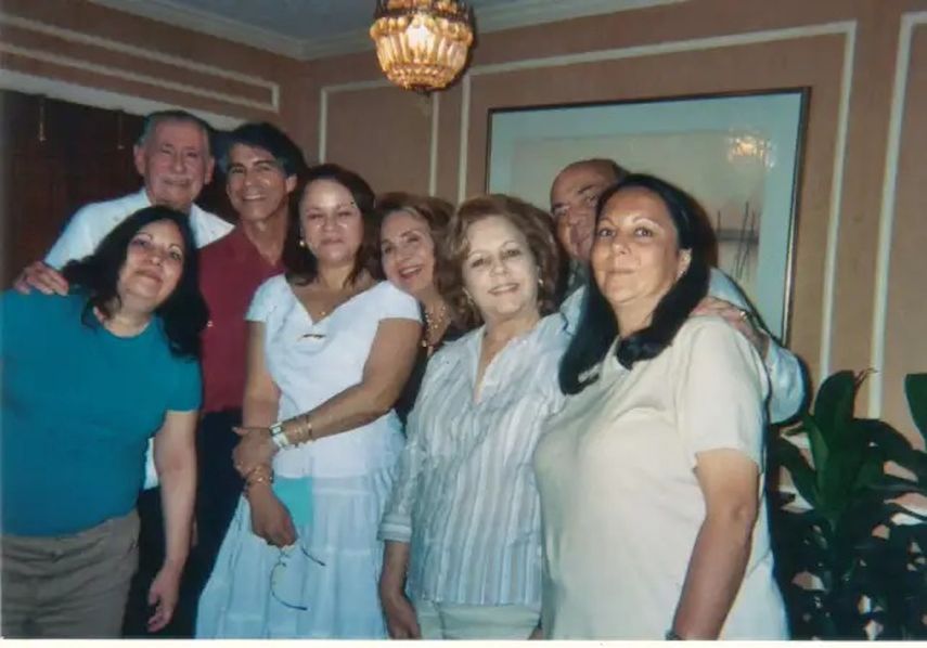 Zoé Valdés con parte de la familia Batista. Roberto Fernández Miranda, cuñado de Batista; Bobby Batista, hijo de Batista; Adelita, esposa de Roberto Fernández Miranda; Carmita, esposa de Ruben 'Papo' Batista; y sus dos hijas, en Miami, 2004.