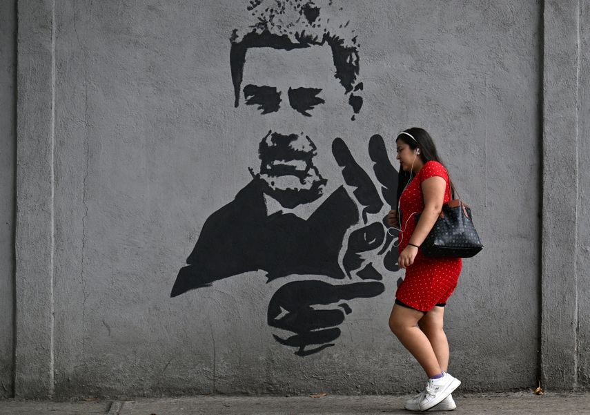 Un grafiti de Nicolás Maduro quien busca anular su acusación en Nueva York