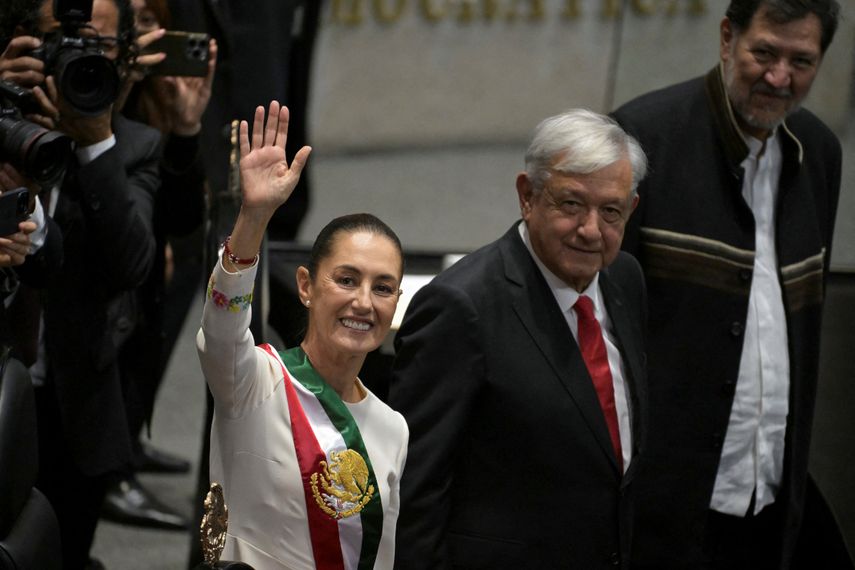 Claudia Sheinbaum junto a Andrés Manuel López Obrador durante la ceremonia de investidura el 1 de octubre de 2024