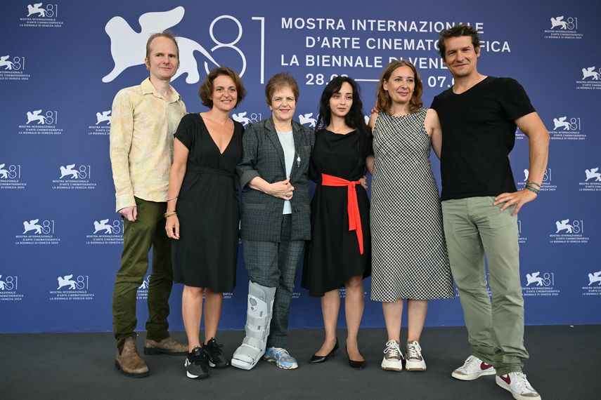 De izquierda a derecha: el editor Roland Schlimme, la productora Sally Blake, la directora Anastasia Trofimova, la productora Cornelia Principe y el productor Philippe Levasseur asisten al photocall del documental Russians at War presentado fuera de competición durante el 81º Festival Internacional de Cine de Venecia en el Lido de Venecia, el 5 de septiembre de 2024.