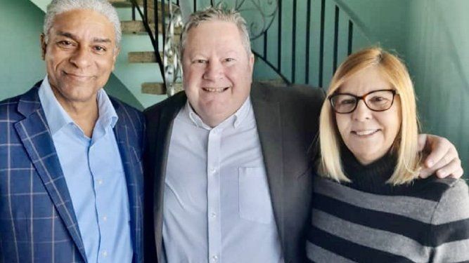 Doctor Oscar Elías Biscet, Mike Hammer, encargado de negocios de Washington en La Habana, y Elsa Morejón.