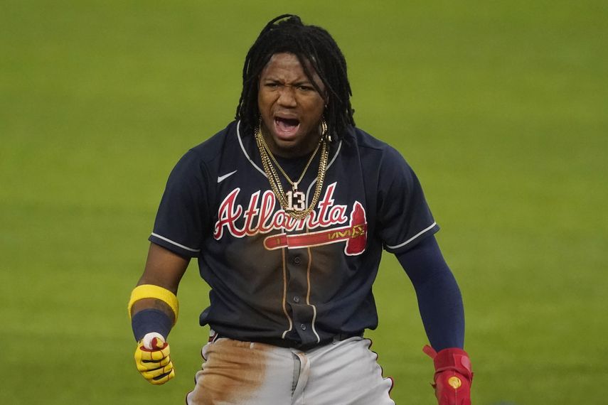 Ronald Acuña Jr. de los Bravos de Atlanta celebra después de un doblete contra los Dodgers de Los Ángeles durante la primera entrada en el Juego 7 de una Serie de Campeonato de la Liga Nacional de béisbol el domingo 18 de octubre de 2020 en Arlington, Texas.