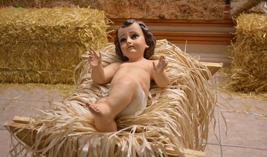 Figura que representa a Jesús en el pesebre, en Iglesia de Gesu, Miami.
