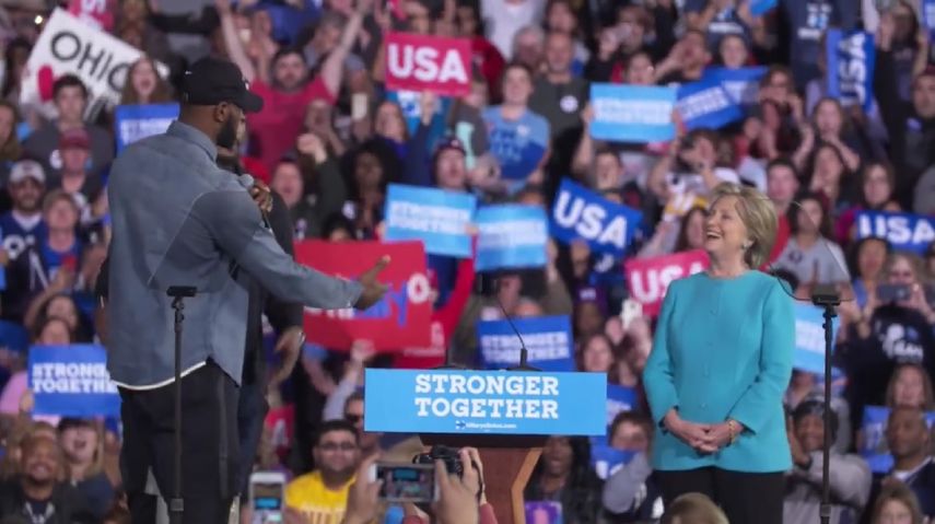 El jugador estrella de la NBA y de los Cavalliers, LeBron James, ofreció su apoyo a la candidata demócrata Hillary Clinton en Cleveland, Ohio.