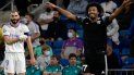 El francés Karim Benzema (Izquierda) del Real Madrid, observa mientras el brasileño Bruno Souza Da Silva (Derecha) del Sheriff celebra el gol de la victoria en Champions El francés Karim Benzema (Izquierda) del Real Madrid, observa mientras el brasileño Bruno Souza Da Silva (Derecha) del Sheriff celebra el gol de la victoria en Champions