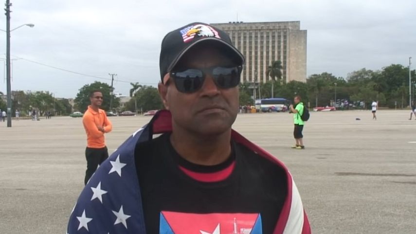 El opositor Daniel Llorente, permanece detenido, acusado de desorden público y resistencia a la autoridad, tras enarbolar la bandera de EEUU al inicio del desfile por el Primero de Mayo en la Plaza de la Revolución de La Habana.