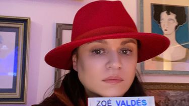 La escritora cubana Zoé Valdés posa junto a su novela Paris était une rumba.