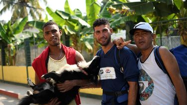 Gilberto Rodríguez, un migrante venezolano carga a su perro con el que ha viajado desde su país hacia Estados Unidos, en el camino le acompañan otros dos migrantes.&nbsp;