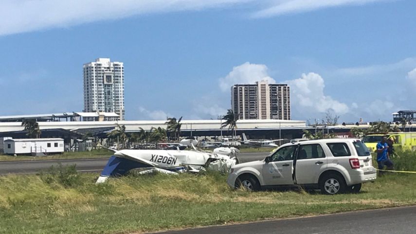 Vista de la avioneta involucrada en un aterrizaje forzoso en el aeropuerto de Isla Grande, en Puerto Rico.