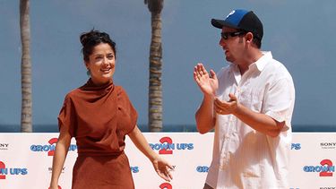 Los actores Salma Hayek y Adam Sandler están nominados a los premios Razzies por sus actuaciones en el filme Grown Ups 2. EFE/Alonso Cupul