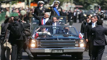 Sebastián Piñera saluda a sus simpatizantes luego de su investidura en Valparaíso, Chile