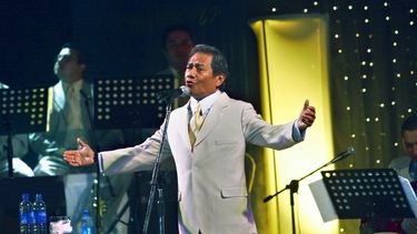 En esta foto del 31 de marzo de 2006, el cantante y compositor mexicano Armando Manzanero actúa en Managua, Nicaragua. El maestro de la música romántica conocido por canciones como Somos novios y Contigo aprendí&nbsp;falleció el lunes 28 de diciembre de 2020 en la Ciudad de México.&nbsp;