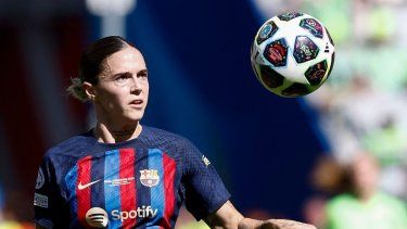 La defensa española del Barcelona, Mapi León, intenta controlar el balón durante el partido final de fútbol de la UEFA Womens Champions League entre el FC Barcelona y el Wolfsburgo en el Philips Stadium, en Eindhoven, el 3 de junio de 2023. El club de fútbol RCD Espanyol el 10 de febrero de 2025 calificó de inaceptable un gesto obsceno de la jugadora del Barcelona Mapi León, acusada de haber tocado la zona genital de la colombiana Daniela Caracas durante el partido que terminó con victoria para los azulgrana por 2-0 el 9 de febrero de 2025.