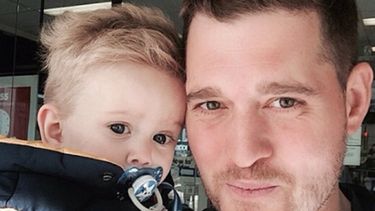 Michael Bublé junto a su hijo.
