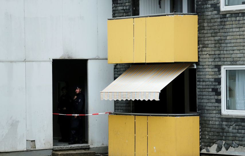 La polic&iacute;a alemana frente a un edificio donde cinco ni&ntilde;os fueron encontrados muertos en un apartamento el 3 de septiembre de 2020 en la ciudad de Solingen, en el oeste de Alemania.&nbsp;