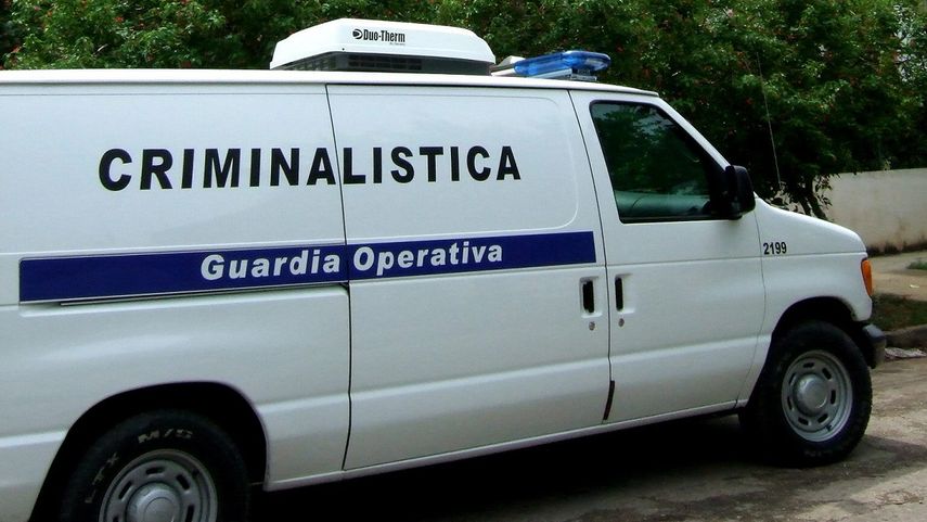 Un vehículo del departamento de Criminalística de la Policía Nacional Revolucionaria (PNR) cubana es visto en una calle de La Habana.