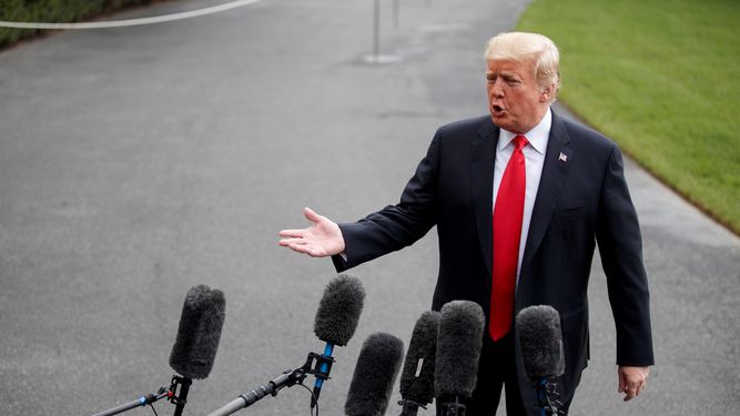 Donald&nbsp;Trump se&nbsp;reúne con su&nbsp;vicefiscal&nbsp;general, Rod Rosenstein, en el avión presidencial Air Force One entre rumores sobre su posible salida del Gobierno, aunque el mandatario aseguró que no&nbsp;prevé despedirle.