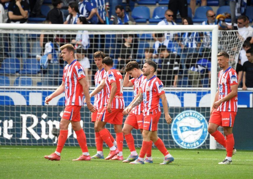 Jugadores del Atlético de Madrid reaccionan luego de empatar con el Alavés, el 3 de mayo de 2025.