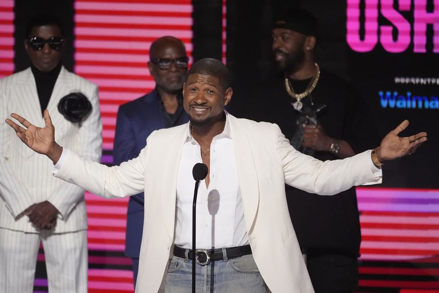 Usher acepta el reconocimiento a la trayectoria en los premios BET el domingo 30 de junio de 2024 en el Peacock Theatre de Los Ángeles. Babyface, atrás a la izquierda, y L.A. Reid, atrás al centro, miran.&nbsp;